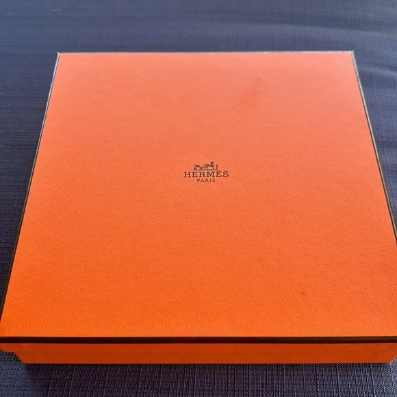 Hemes orange belt box. No belt included. I repeat just box no belt - Picture 2 of 10